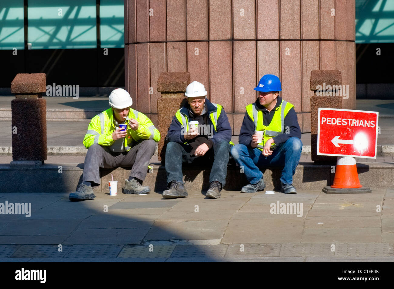 Ciudad de Londres , Liverpool Street , British obreros , los trabajadores  con cascos sentarse por UBS beber té / café y comer helado Fotografía de  stock - Alamy