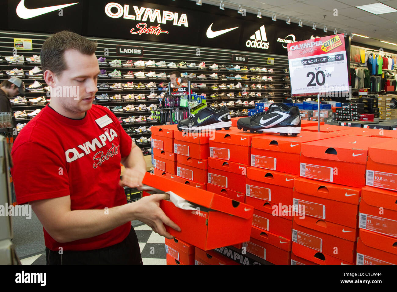 Athletic supply store manager organiza la ropa deportiva, la colocación en almacén  deportivo atlético Fotografía de stock - Alamy