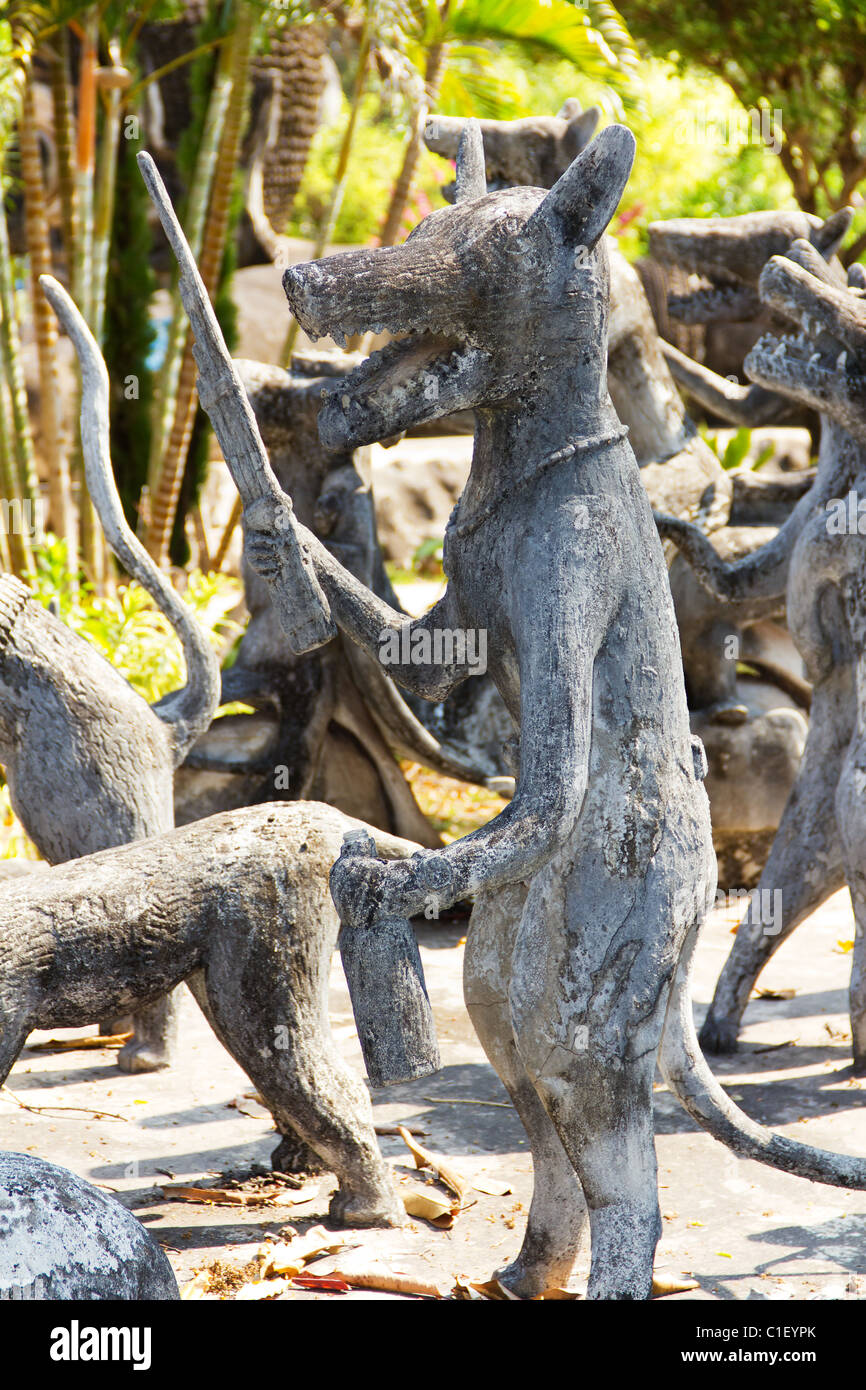 Estatua de perro enojado en la Sala Kaew Ku Sculpture Park en Nong Khai, Tailandia Foto de stock