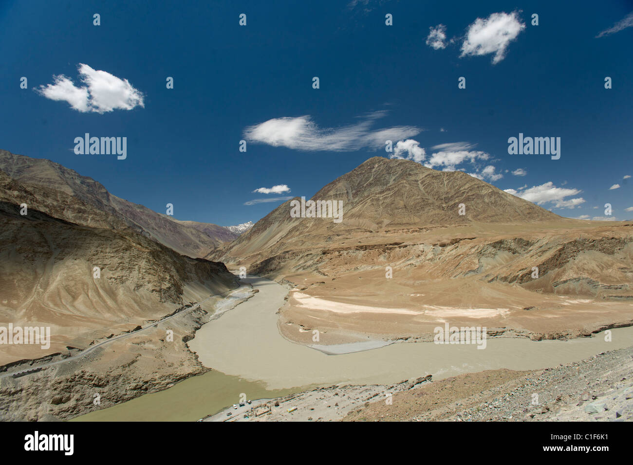 Confluencia de los ríos Indo y en Nimu Bajo Zanskar, Ladakh (Jammu y Cachemira), India Foto de stock