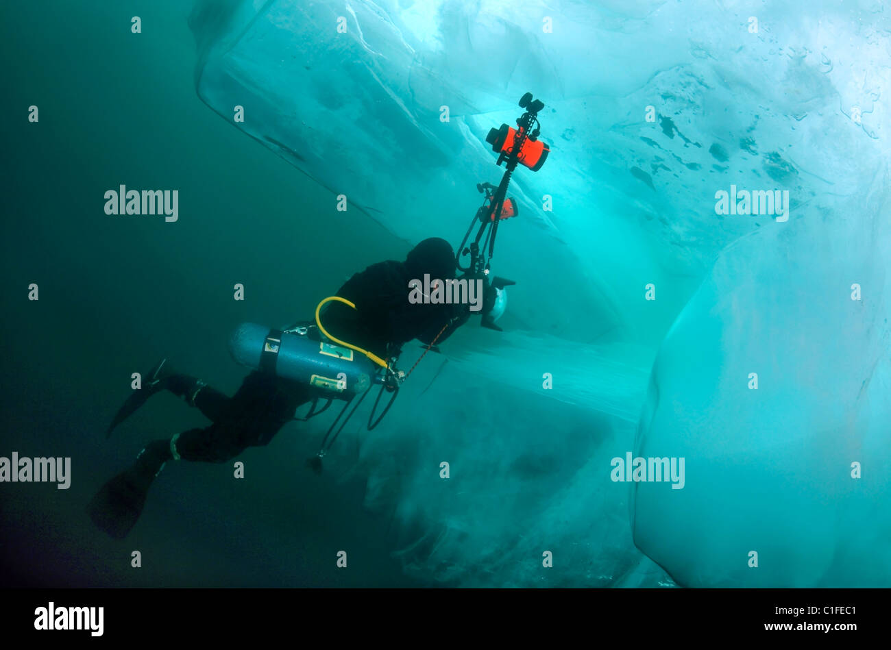 Buceo de hielo, en el lago Baikal, en Siberia, Rusia, la isla Olkhon. Foto de stock