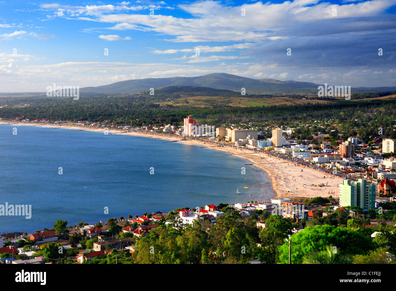 Vista aérea de la ciudad de Piriápolis y la playa. Maldonado, Uruguay Sudamérica Foto de stock