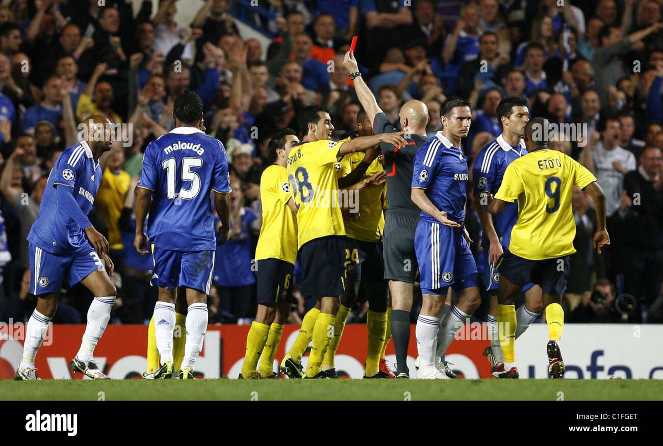 Éric Abidal recibe una tarjeta roja de semifinales de la UEFA Champions  League contra el Chelsea, Barcelona, Londres, Inglaterra - 06.05.09  Fotografía de stock - Alamy