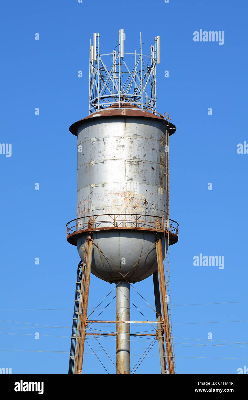 Torre de agua industrial con la antena en la parte superior Foto de stock