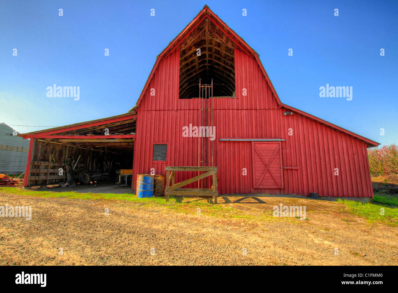 Red Barn en Oregón la agricultura tierras rurales Foto de stock