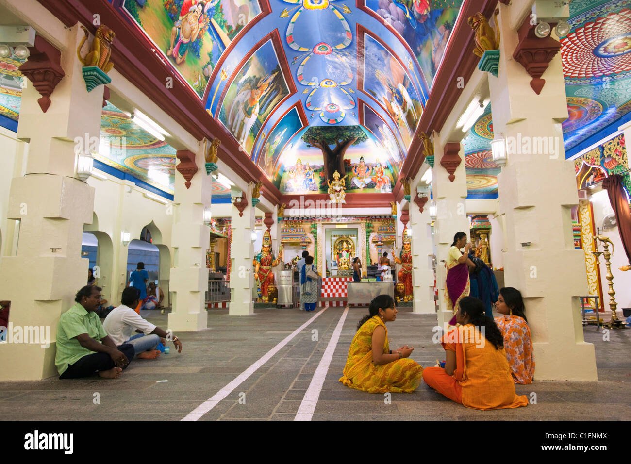 Colorido interior del templo hindú Sri Mariamman. Chinatown, Singapur Foto de stock