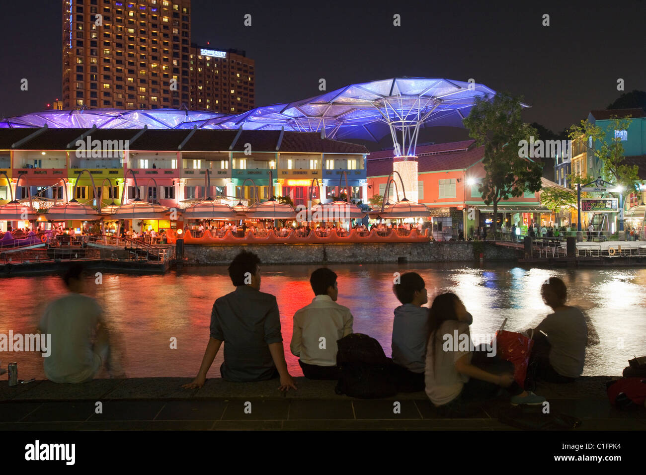 La gente relajándose en el distrito de Riverside de Clarke Quay, Singapur Foto de stock