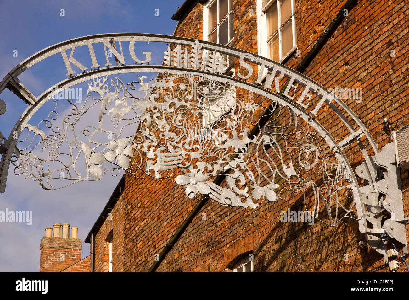 Calle de metal decorativo firmar por el artista Ben Coode-Adams, King Street, Melton Mowbray, Leicestershire, Inglaterra, Reino Unido. Foto de stock