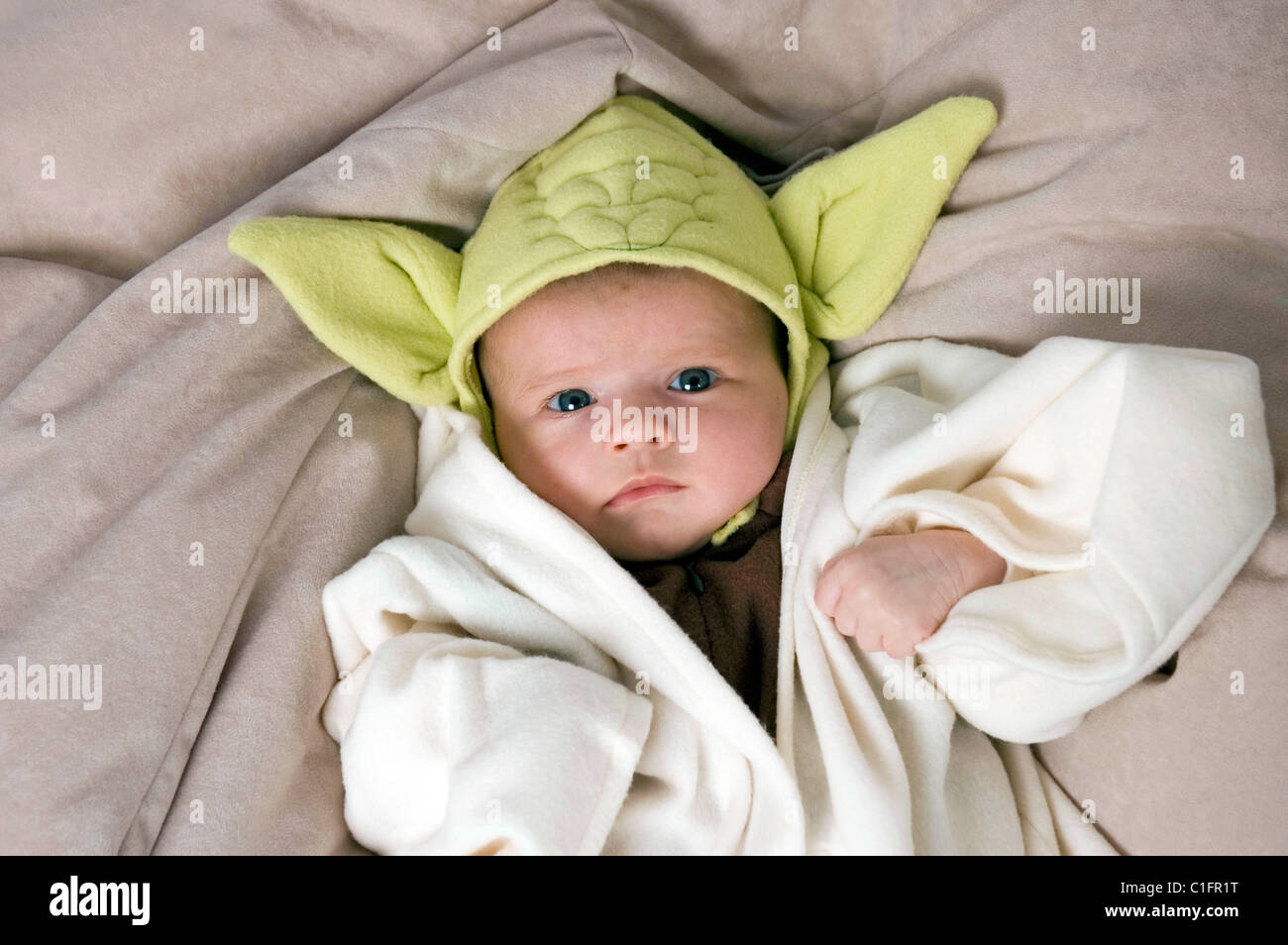 Dos Meses De Edad Chica Vestida Como El Personaje De Pelicula De Star Wars Yoda Fotografia De Stock Alamy