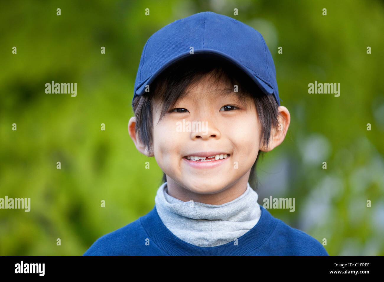 Coreano sonriente muchacho de gorra de béisbol Foto de stock
