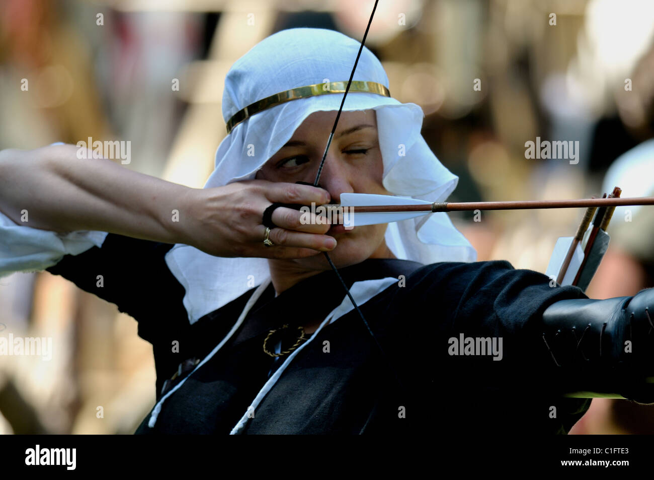 Señora medieval -competidor de tiro con arco Fotografía de stock - Alamy