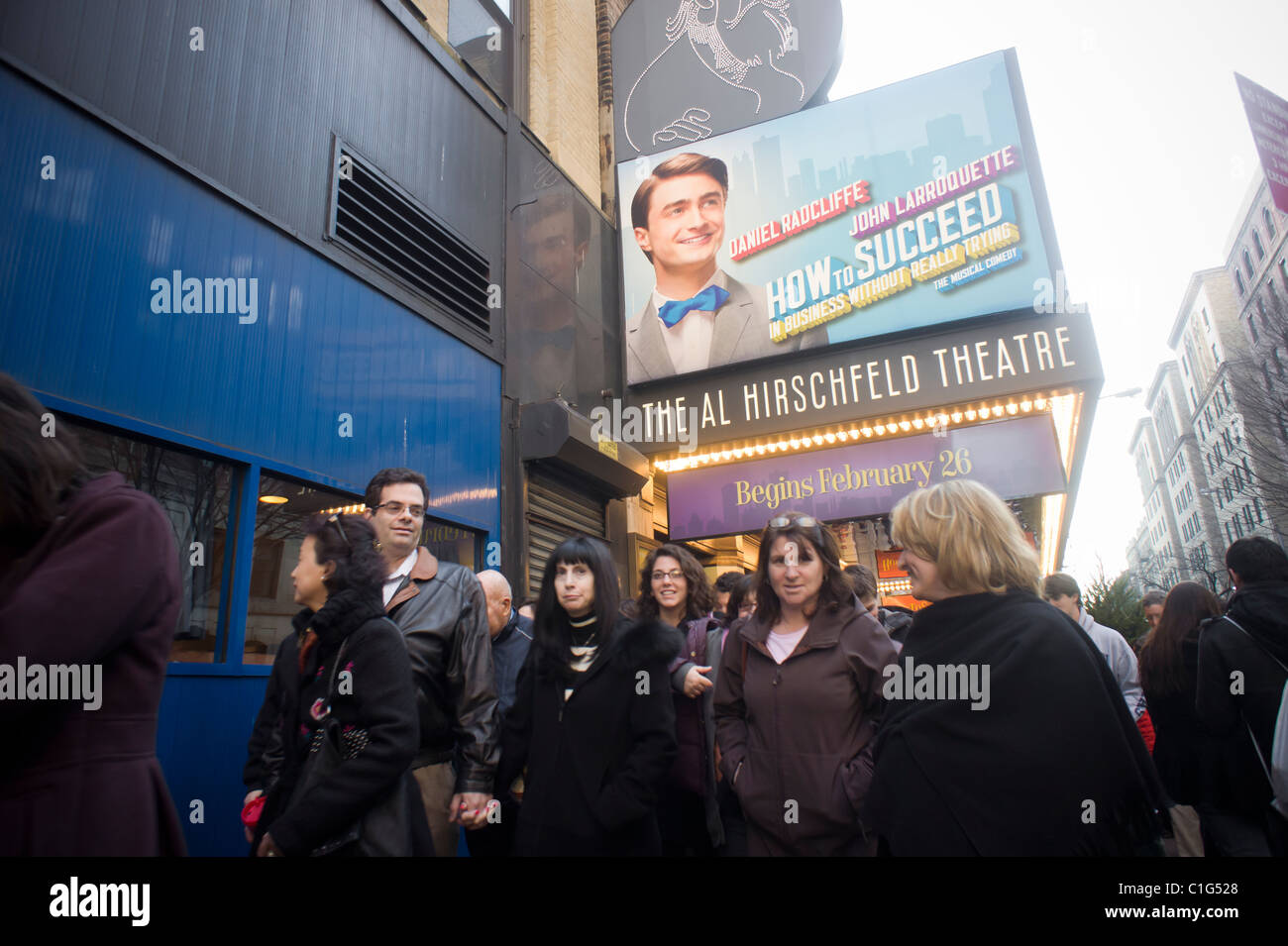 El Al Hirschfeld Theatre de Nueva York después de una matinée rendimiento de previsualización de 'cómo tener éxito en los negocios sin realmente tratar" Foto de stock