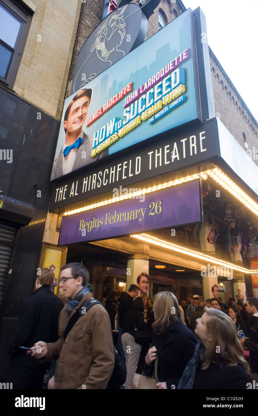 El Al Hirschfeld Theatre de Nueva York después de una matinée rendimiento de previsualización de 'cómo tener éxito en los negocios sin realmente tratar" Foto de stock