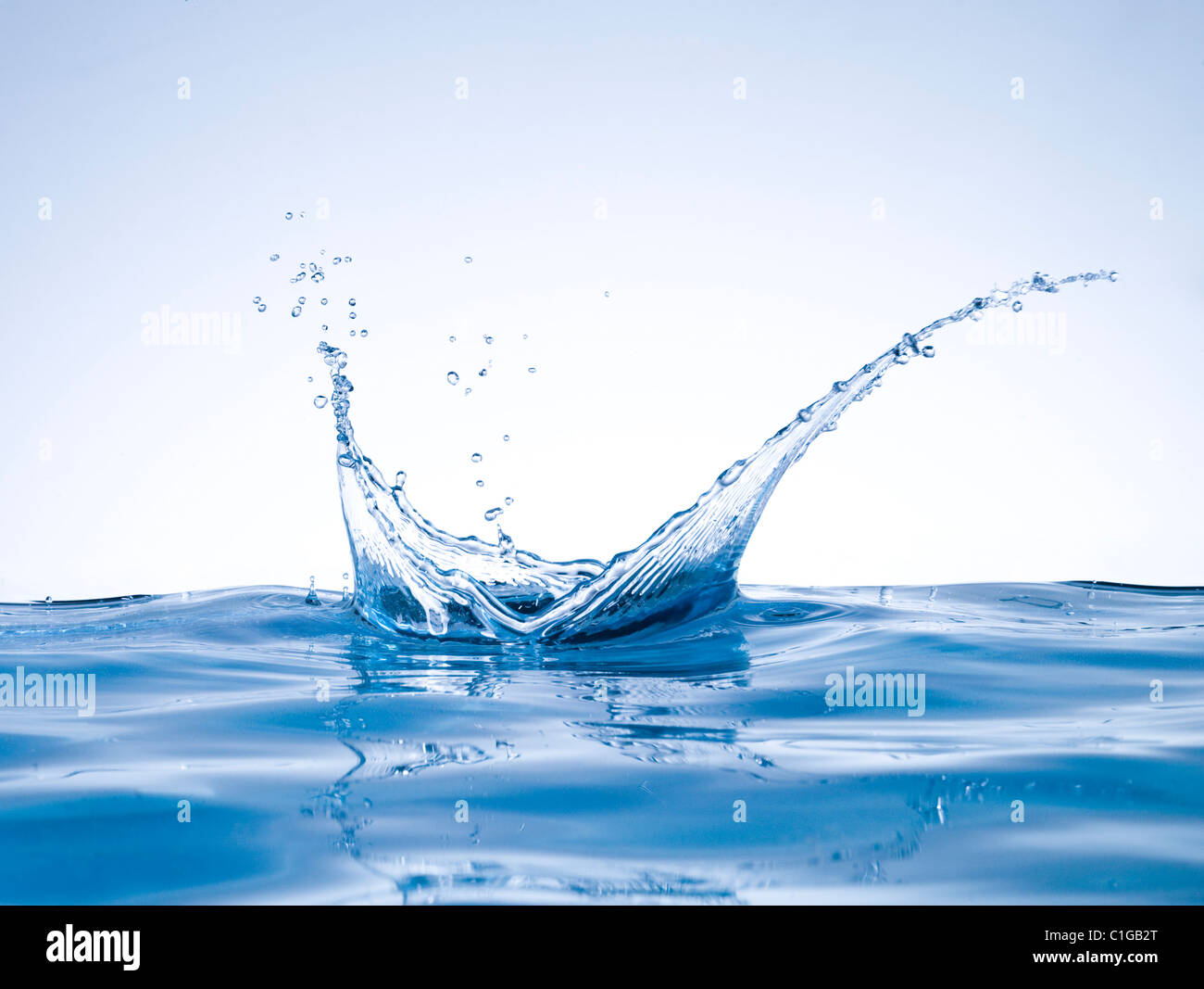 Color azul abstracto water splash crown forma aislado sobre fondo blanco limpio, Foto de estudio de gran tamaño y resolución Foto de stock