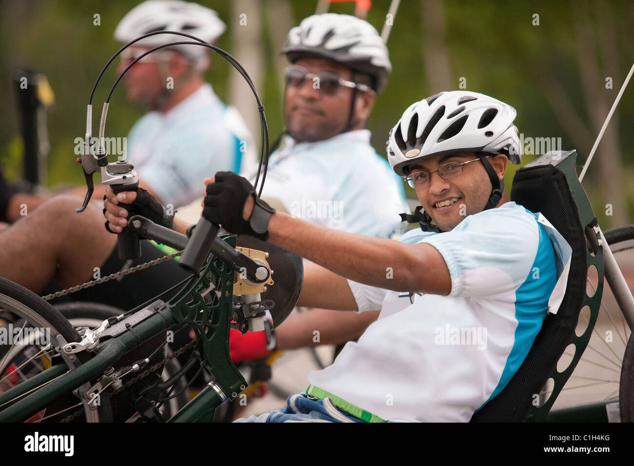 Los hombres discapacitados participan en una carrera de triciclos Foto de stock