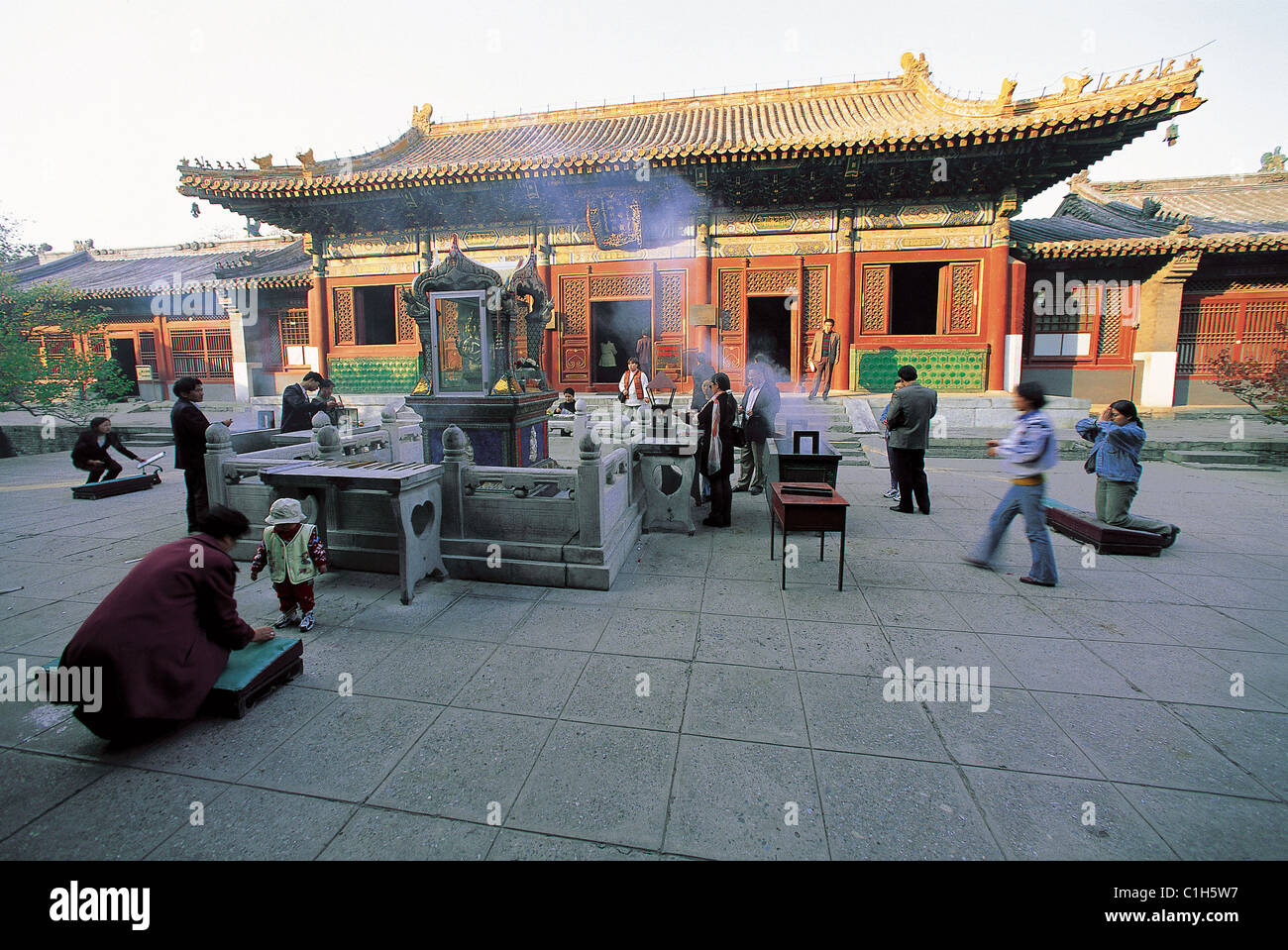 China, Beijing, Lamas templo, la arquitectura china asociados con símbolos tibetanos y temas Foto de stock