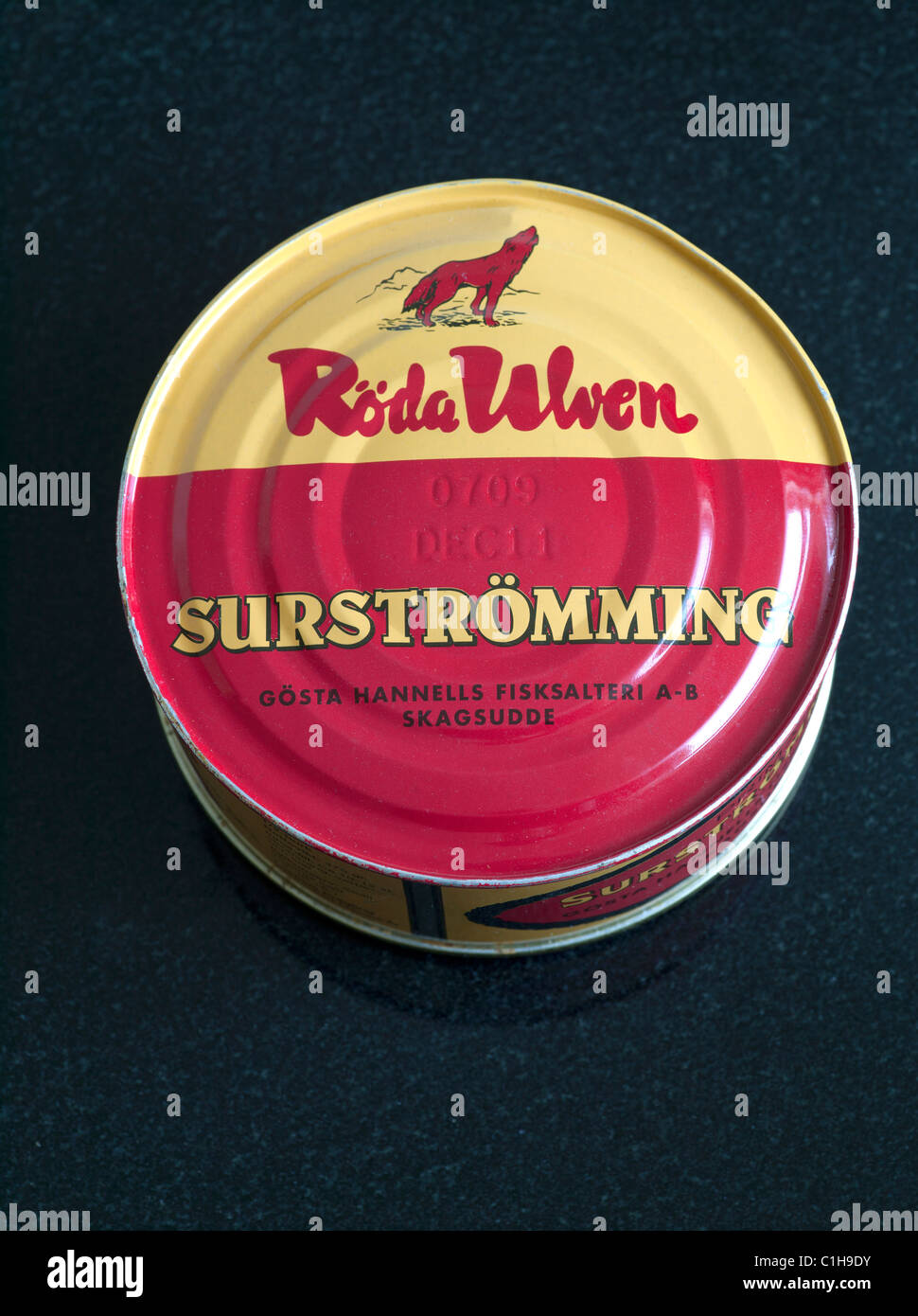 Una lata de Surstromming - delicadeza sueca - un ejemplo de la comida  extraña o extraña que comen las personas de todo el mundo Fotografía de  stock - Alamy