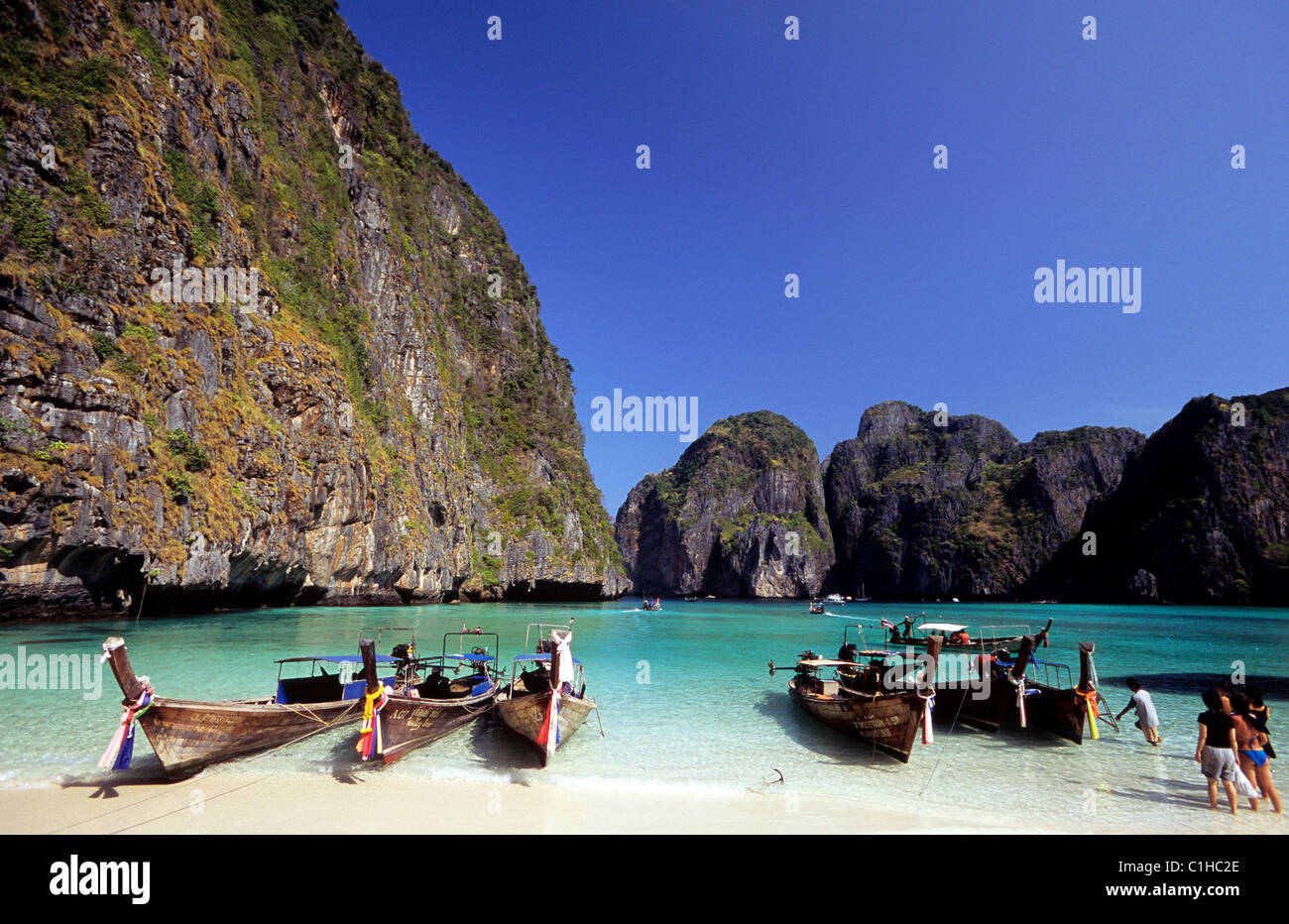 Tailandia, la provincia de Krabi, Koh Phi Phi Leh Maya Bay. Foto de stock