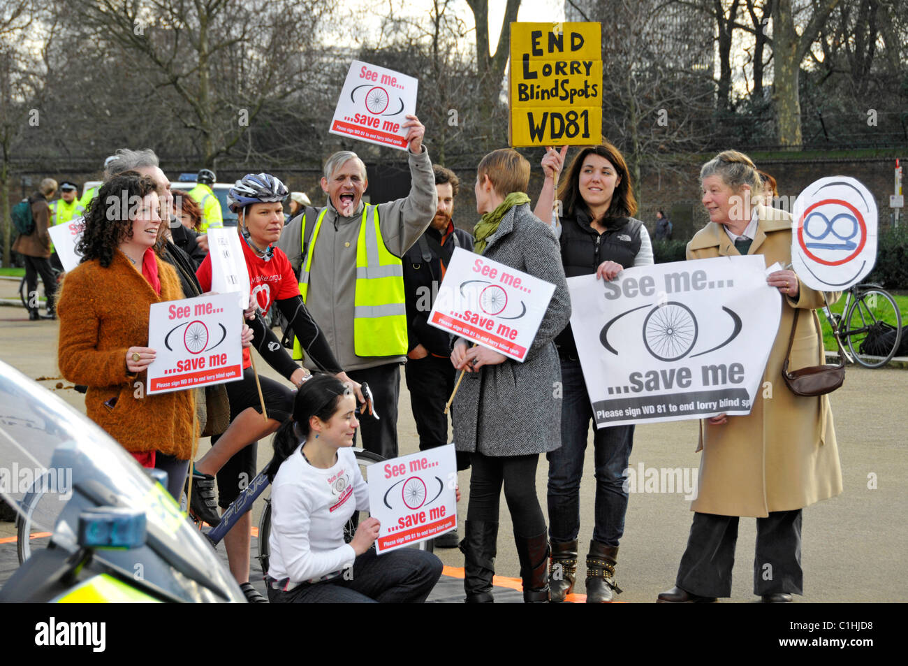 Un pequeño grupo de activistas de ciclismo en foto llamada a promover legislación sobre camión puntos ciegos apoyo policial la esquina de Hyde Park Londres Inglaterra Foto de stock