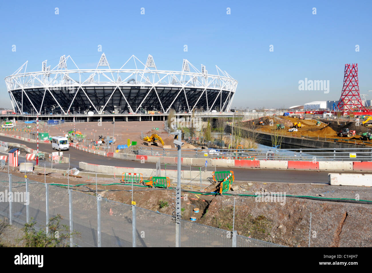 Construcción de obra obra en marcha 2012 Estadio de Juegos Olímpicos y Paralímpicos y torre de escultura en órbita de Anish Kapoor Londres Stratford Inglaterra Reino Unido Foto de stock