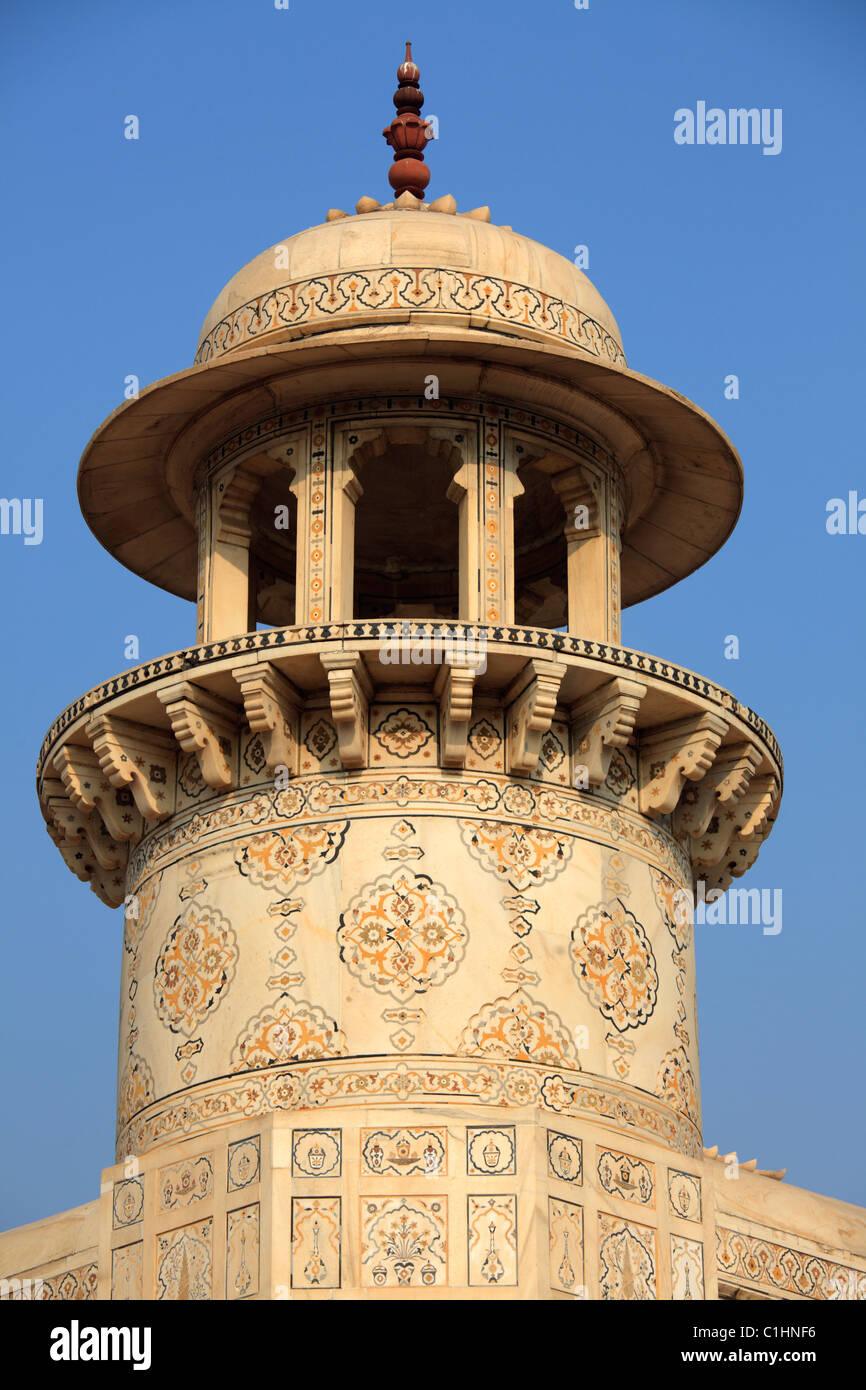 La cúpula del minarete de la tumba de Itmad-Ud-Daulah, también conocida como Baby Taj Mahal, Agra, India Foto de stock