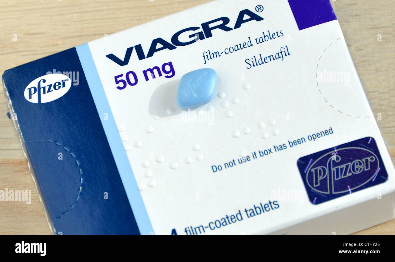Viagra comprimidos y la caja colocada sobre un mostrador de madera  Fotografía de stock - Alamy