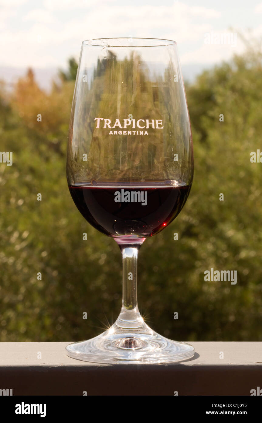 Una copa de Malbec, Traphiche tomada en un tour de cata de vinos en  Mendoza, Argentina Fotografía de stock - Alamy