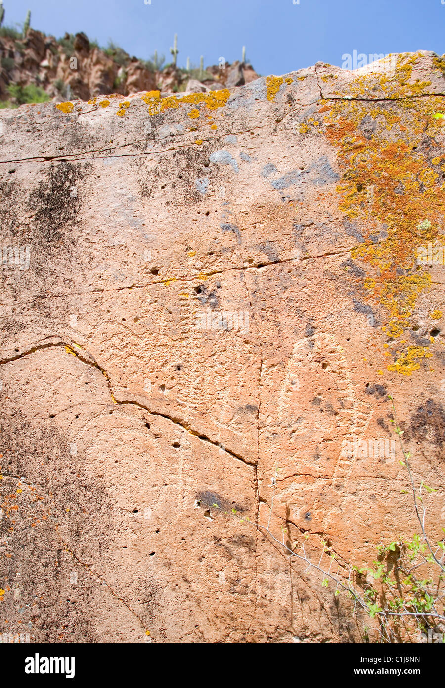 Un indio petroglifo mapa mostrando las fuentes de agua y un camino alrededor de un acantilado y cascada. Esto se comprobó a lo largo del río Salado. Foto de stock