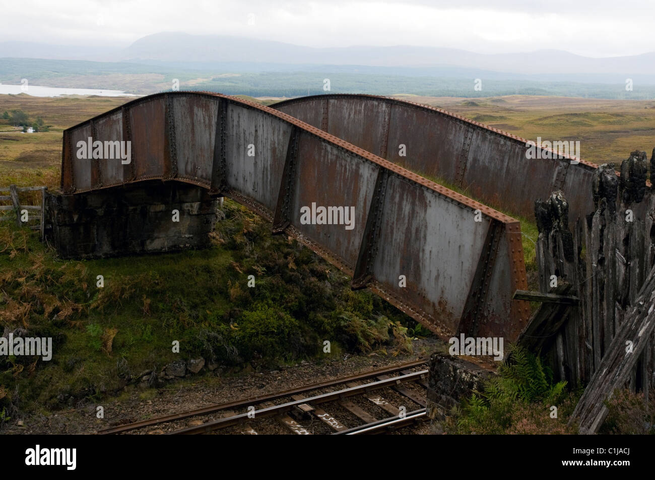 Metal viejo overbridge cerca de rannoch station y viaducto, Rannoch Moor, Escocia Foto de stock