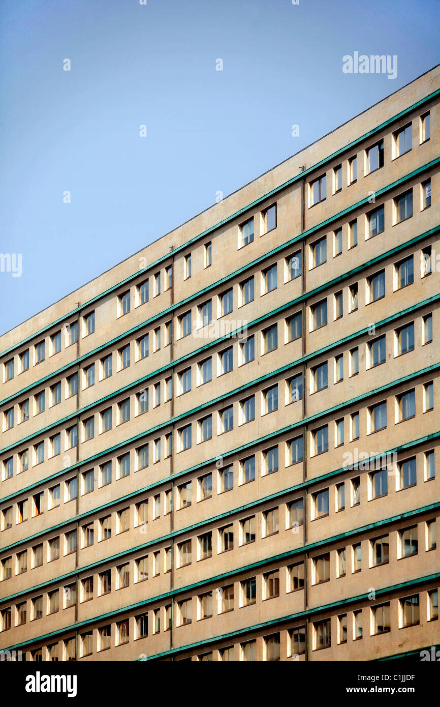 Gran edificio urbano Foto de stock