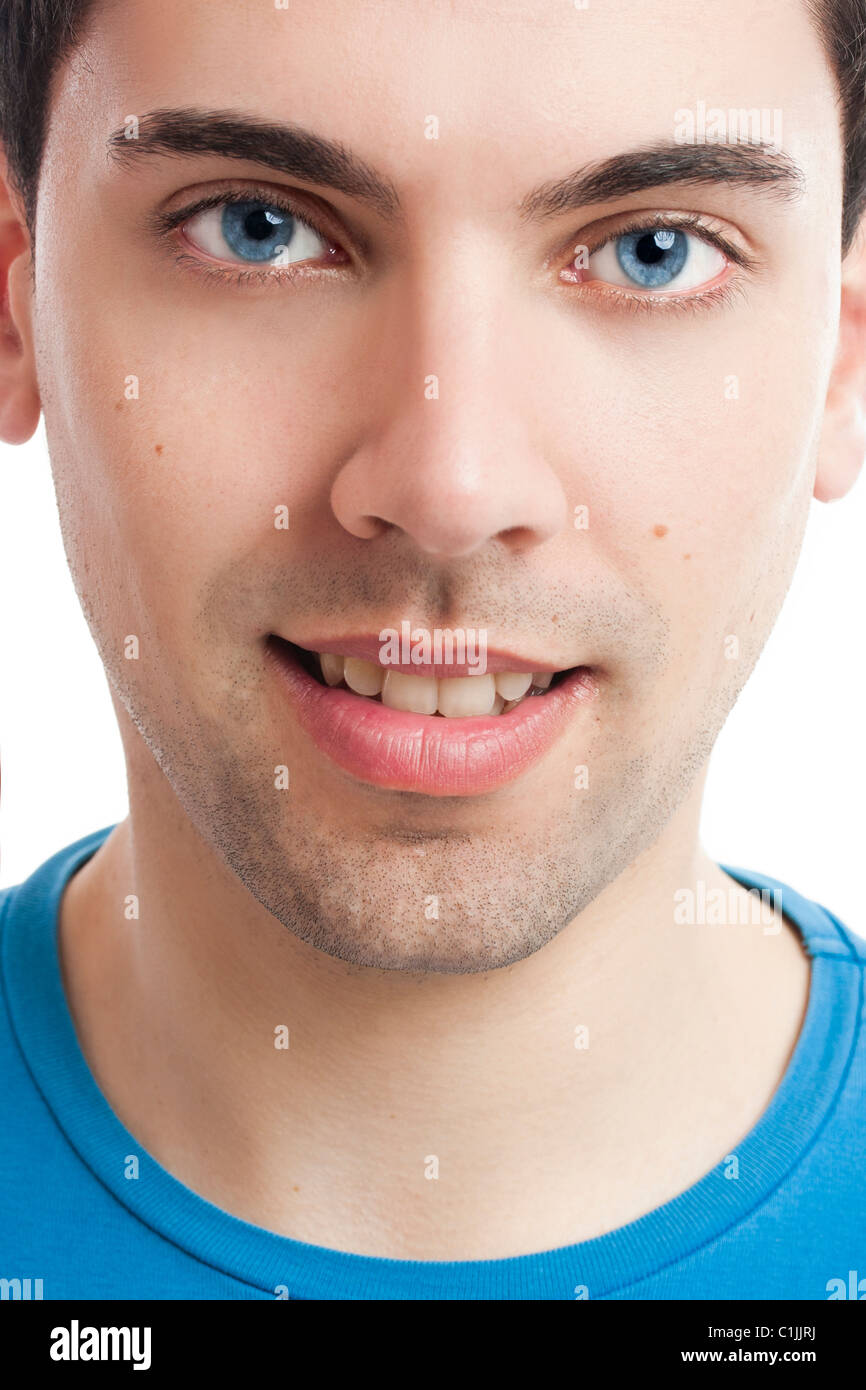 Close-up retrato de hombre joven guapo con ojos azules Fotografía de stock  - Alamy