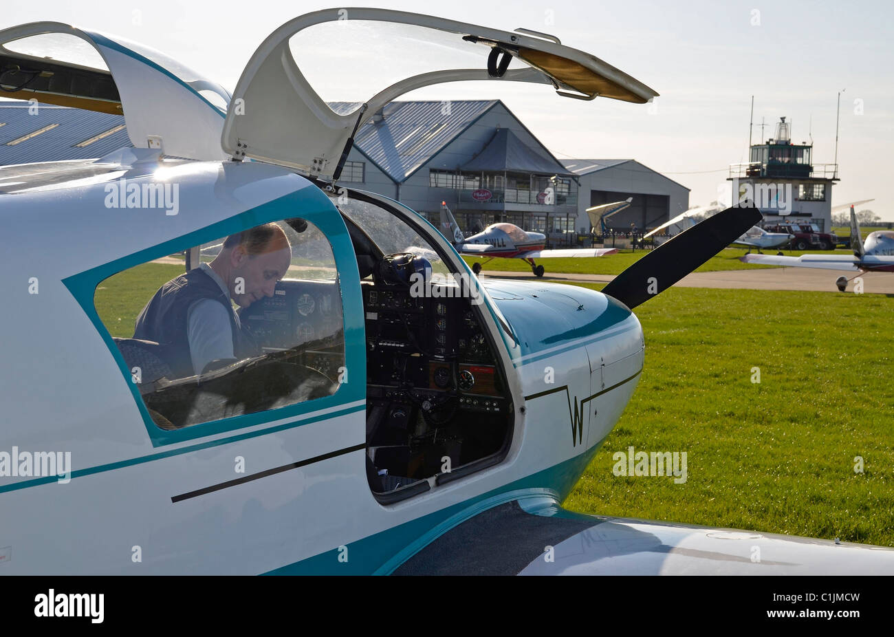 Preparación de piloto privado de aviones ligeros en el aeródromo de sywell Foto de stock