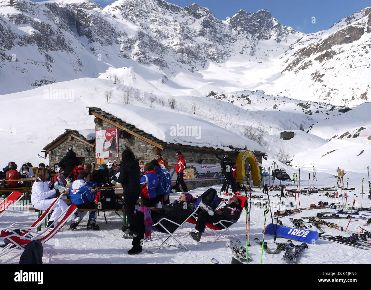 Restaurante en las laderas, en la estación de esquí Alagna Italia Foto de stock