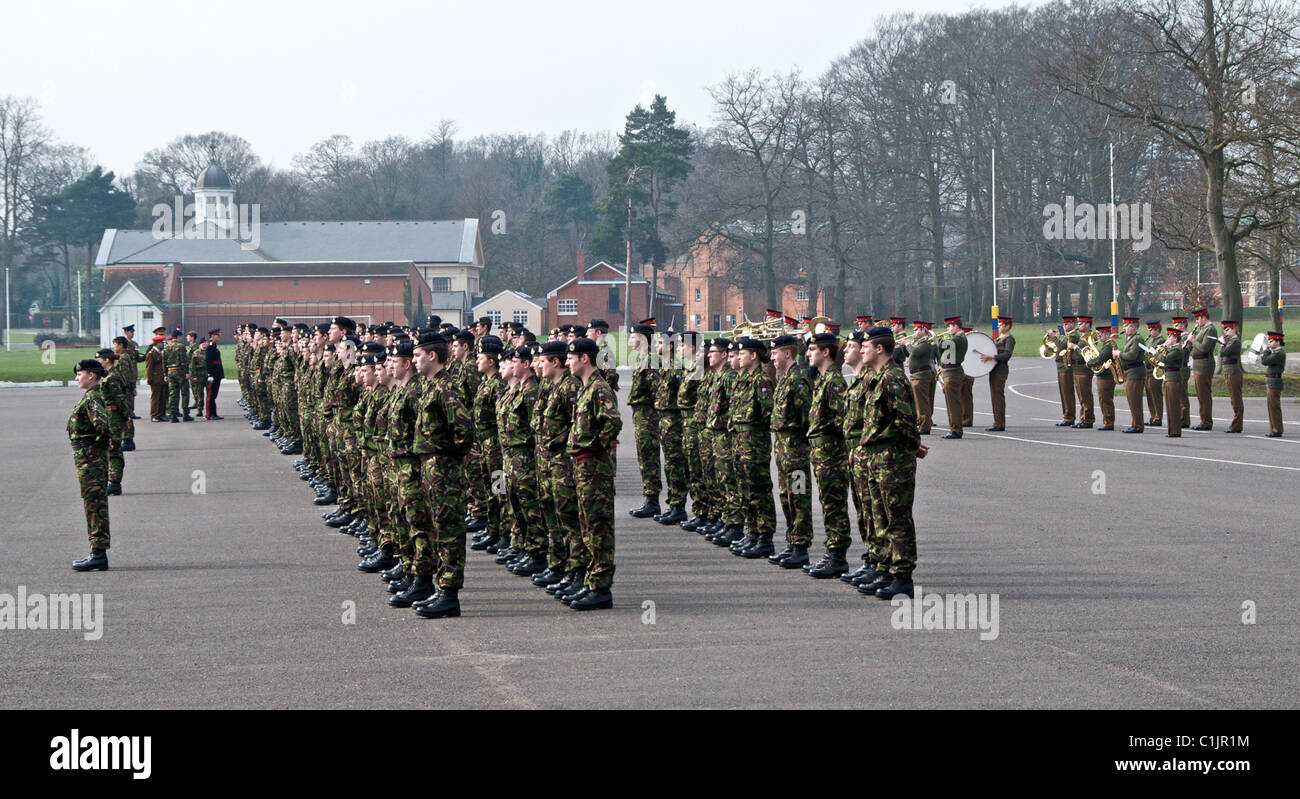 Oficiales de la Universidad de Londres' Training Corps Athlone Empresa Pasar desfile en la academia militar real Sandhurst 20/3/2011 Foto de stock