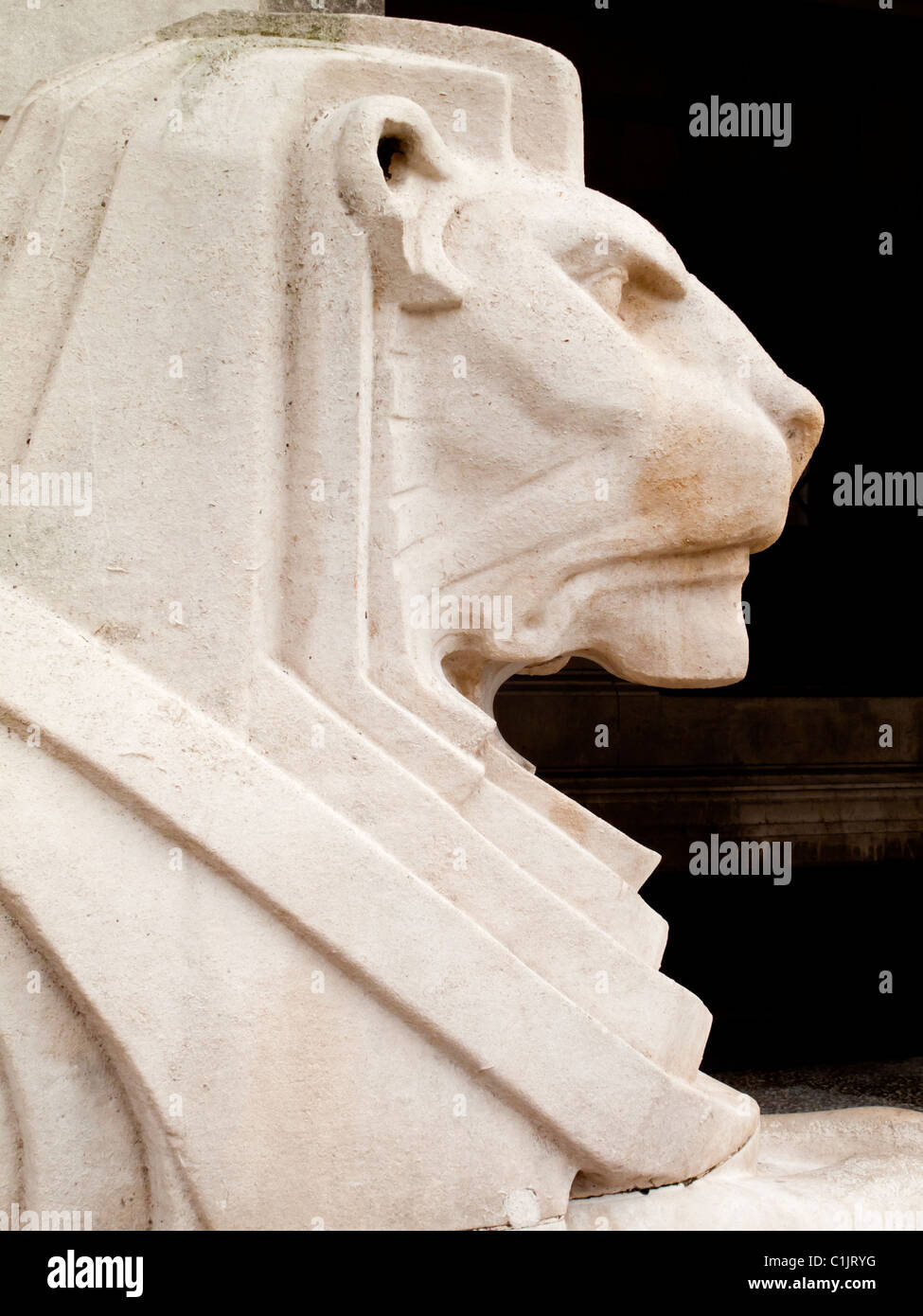 Perfil de leones tallados en piedra fuera de Nottingham Ayuntamiento en la Plaza del Mercado Nottingham, Inglaterra Foto de stock