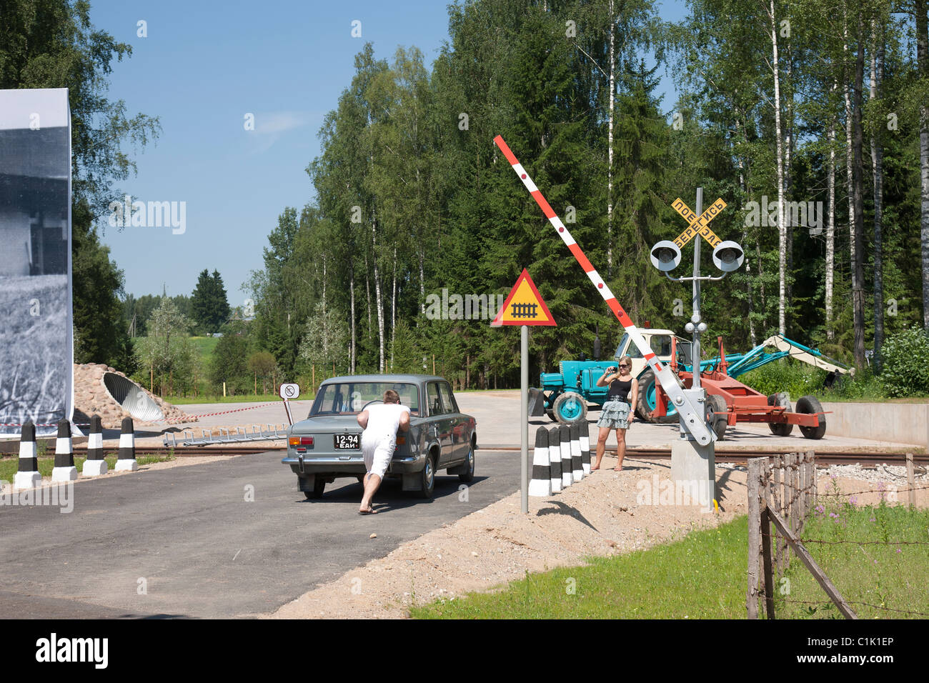 El cruce del ferrocarril, carretera, Museo Estonio Põlva Saverna, Condado, Estonia Foto de stock