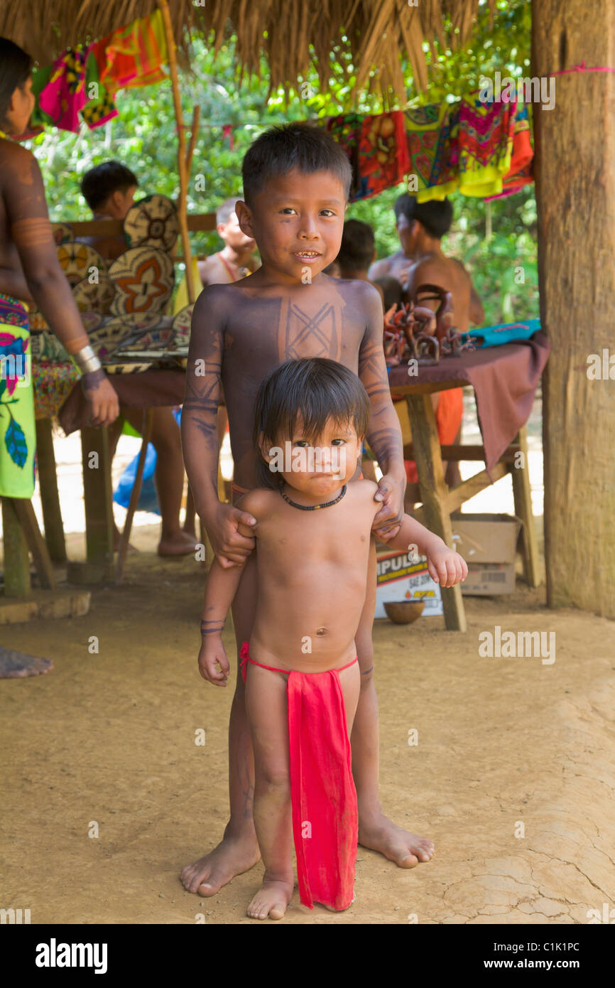 Los Niños De La Tribu Indígena Embera Embera Village