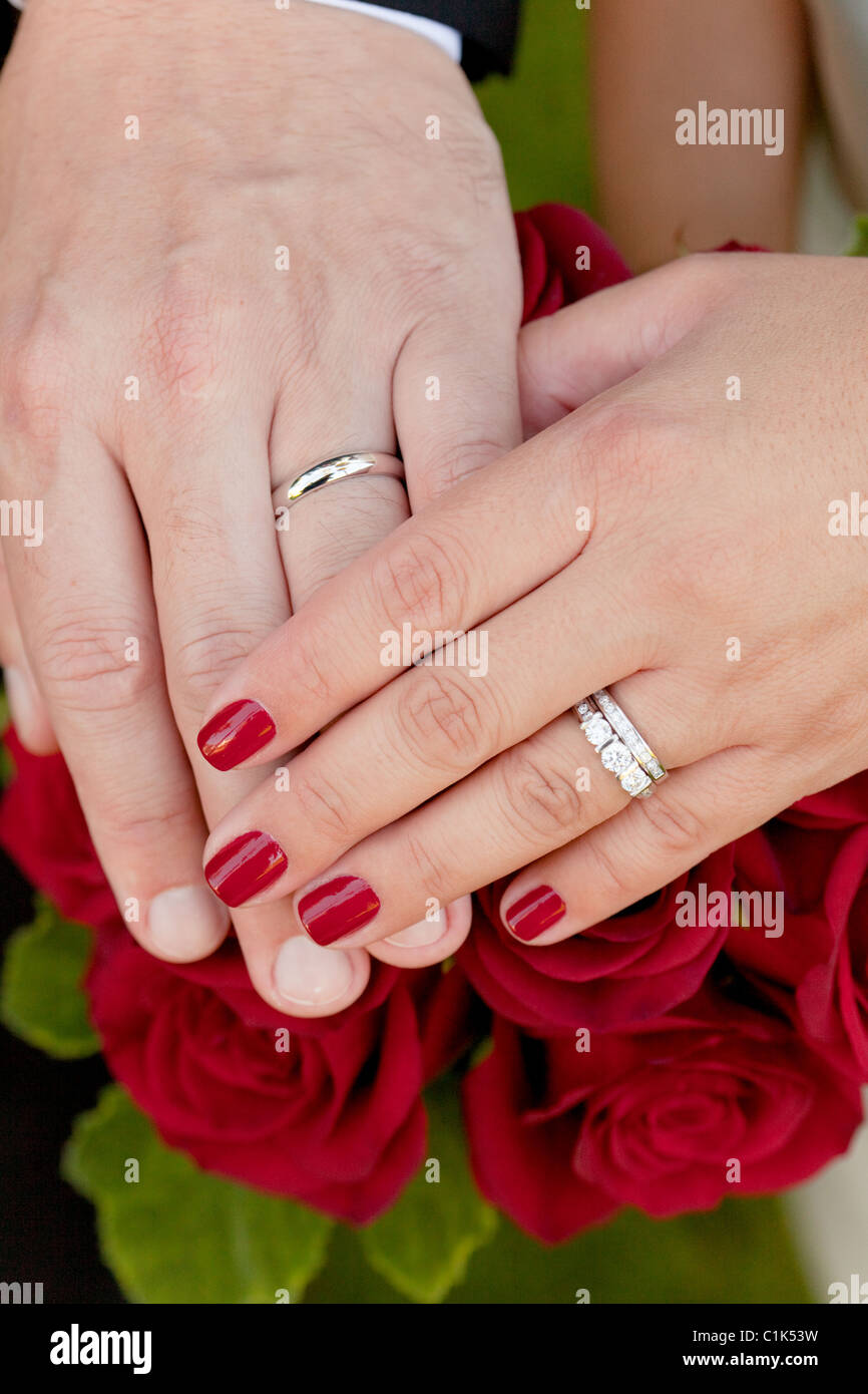 El esposo y la esposa, manos, anillos, matrimonio, boda, rojo, ceremonia,  tradición, compromiso Fotografía de stock - Alamy