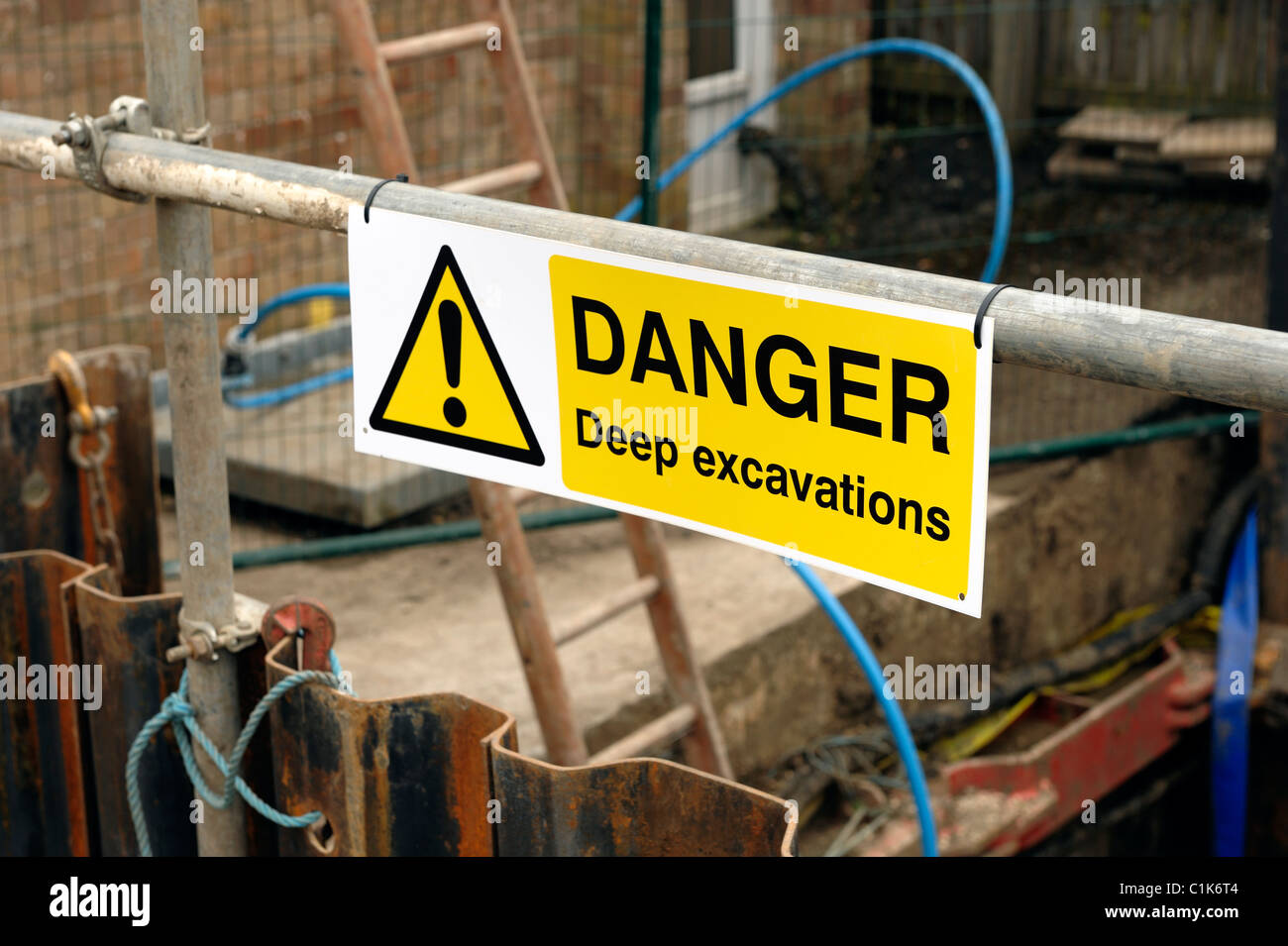 Señal de advertencia de peligro excavaciones profundas Foto de stock
