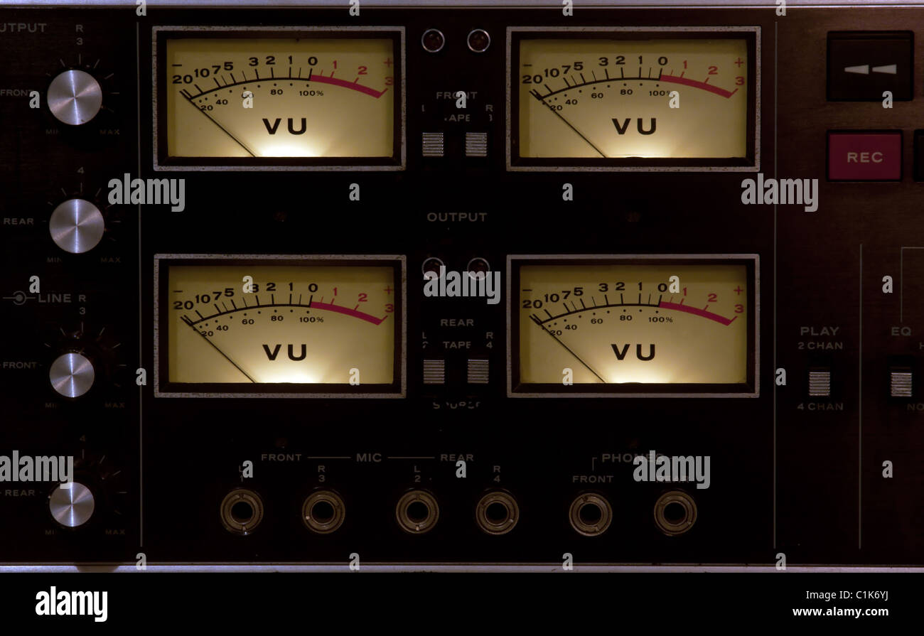 4 medidores VU desde un carrete de grabador o mezclador iluminado Foto de stock