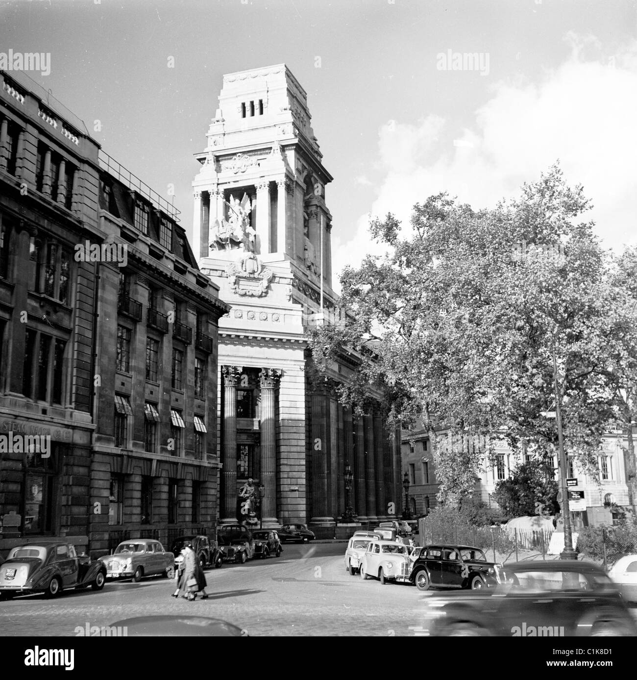 1950s, exterior de la sede de la Autoridad del Puerto de Londres (PLA) en 10 Trinity Square, Tower Hill, City de Londres, designado por Sir Edwin Cooper. Foto de stock