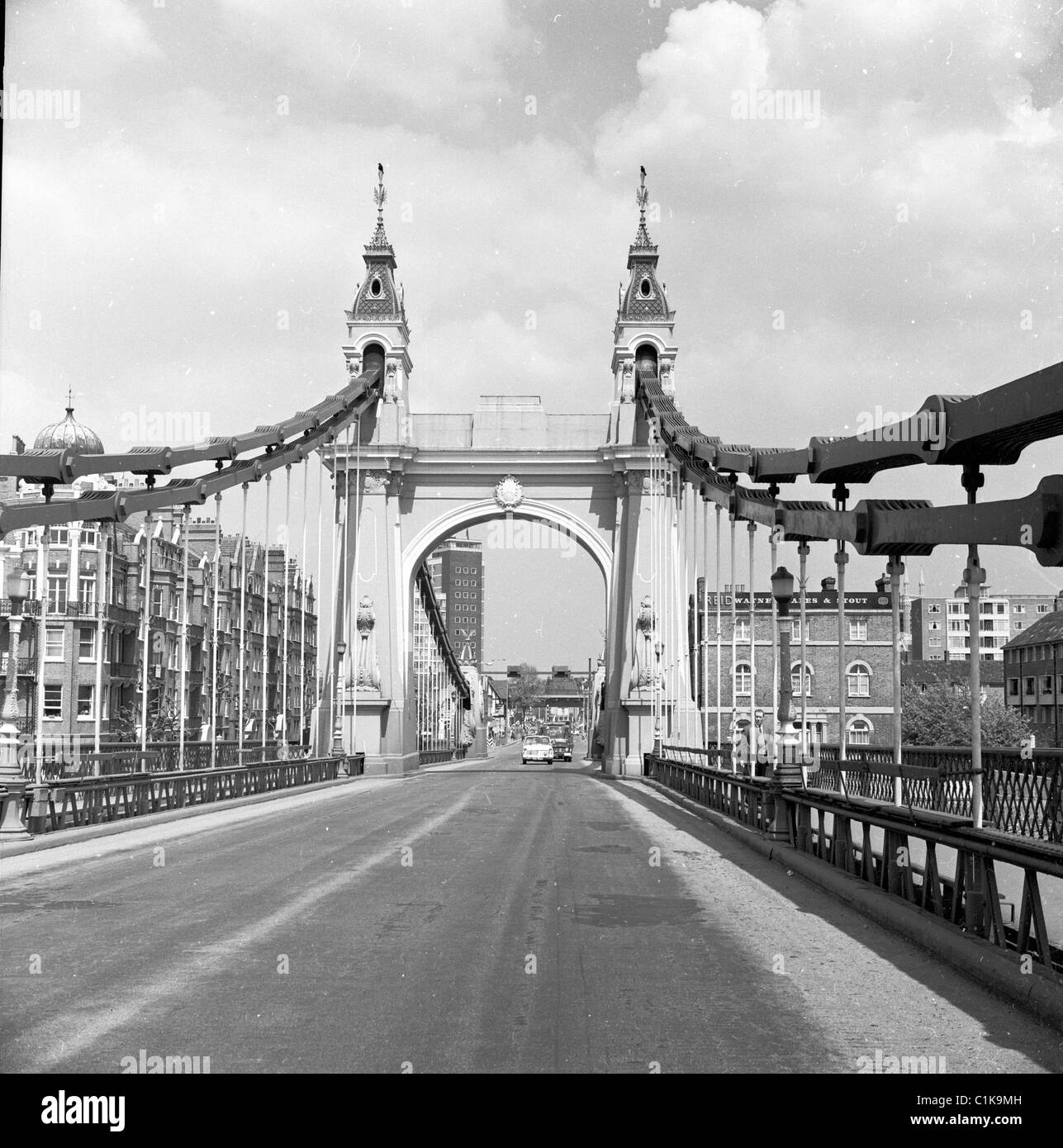 1950. Foto histórica de un vacío Hammersmith Bridge por J Allan