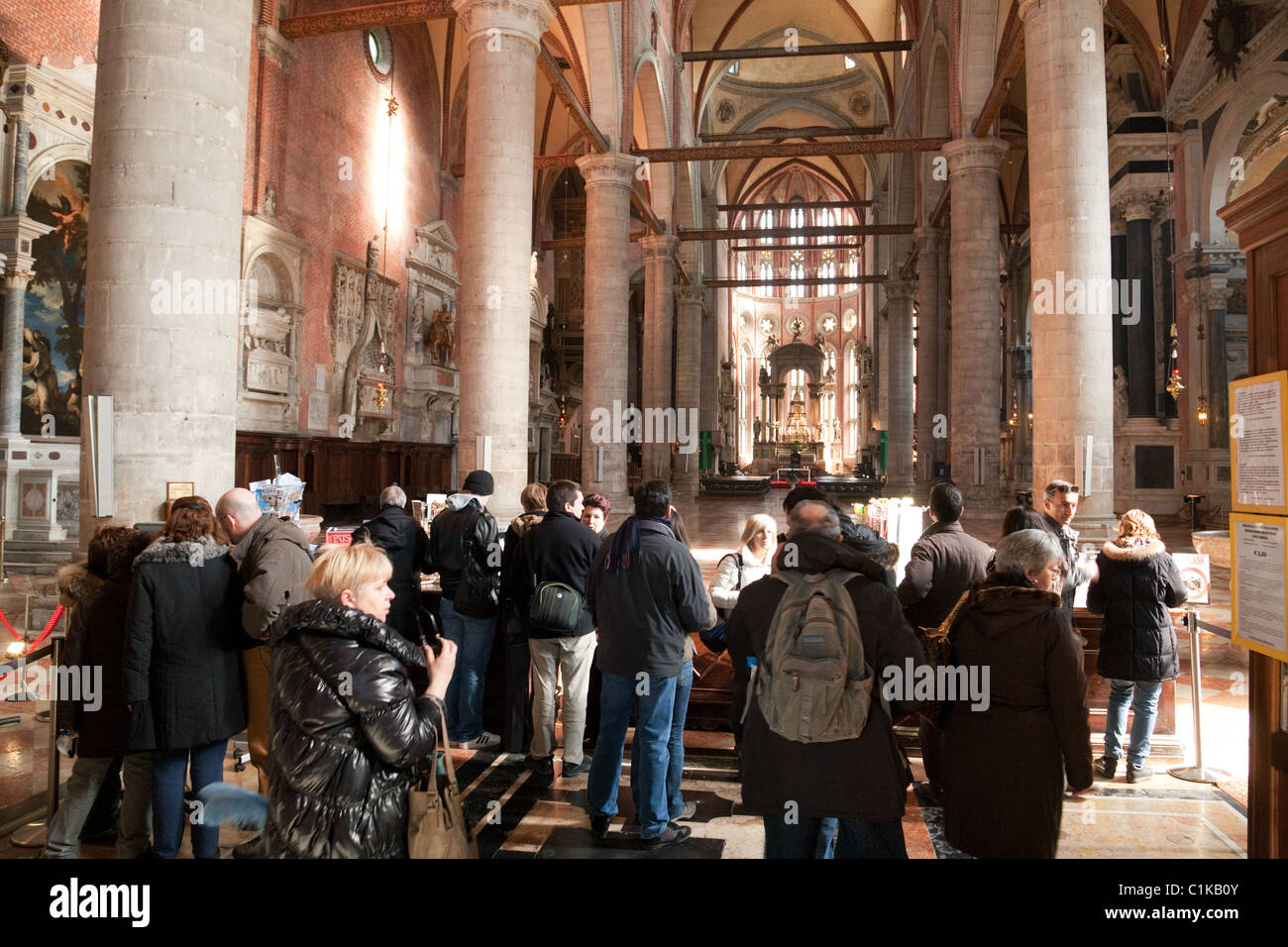 Los turistas dentro de la Basilica di San Giovanni e Paolo, Campo San Giovanni e Paolo, Venecia, Italia Foto de stock