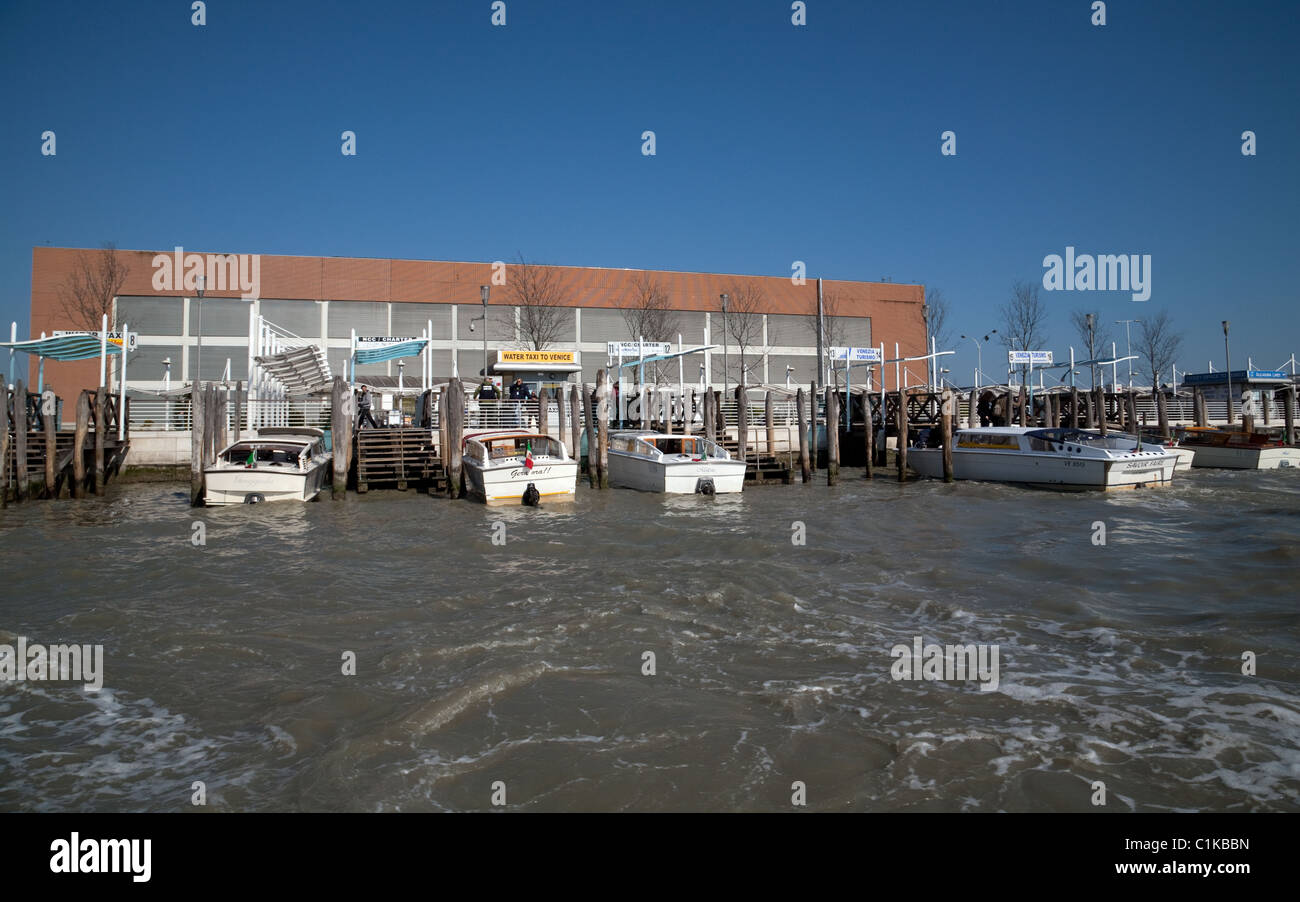 El agua taxi al aeropuerto Marco Polo de Venecia, Venecia, Italia  Fotografía de stock - Alamy