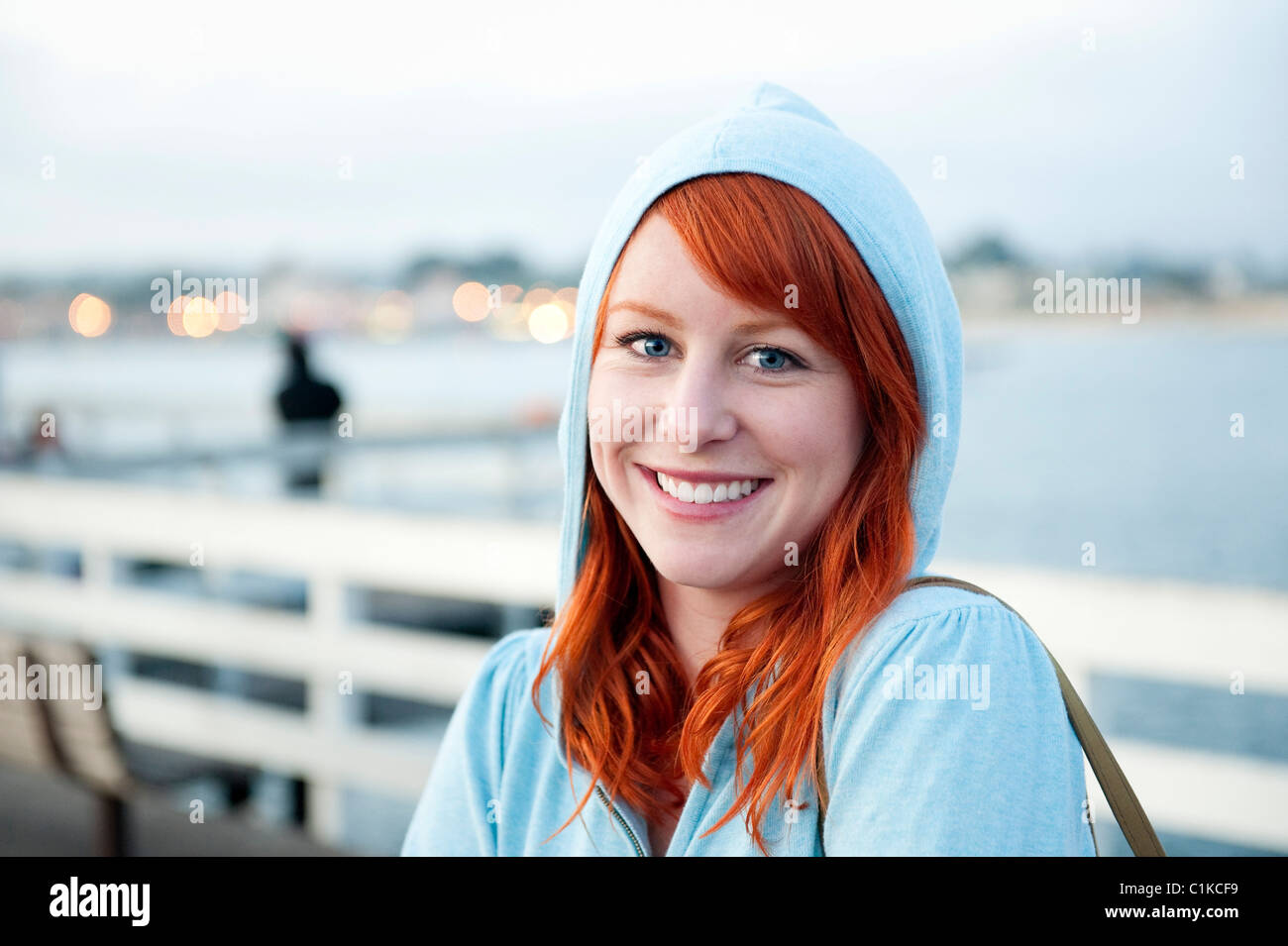 Retrato de mujer en Fisherman's Wharf, Santa Cruz, California, Estados Unidos. Foto de stock