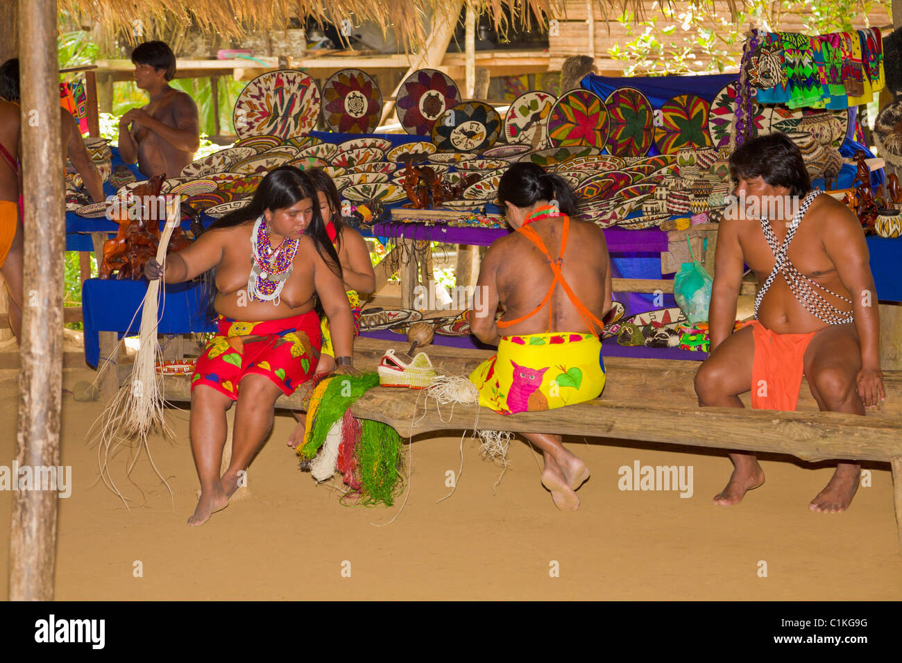 Los indios de la tribu Embera haciendo manualidades, Embera Village, Panamá Foto de stock