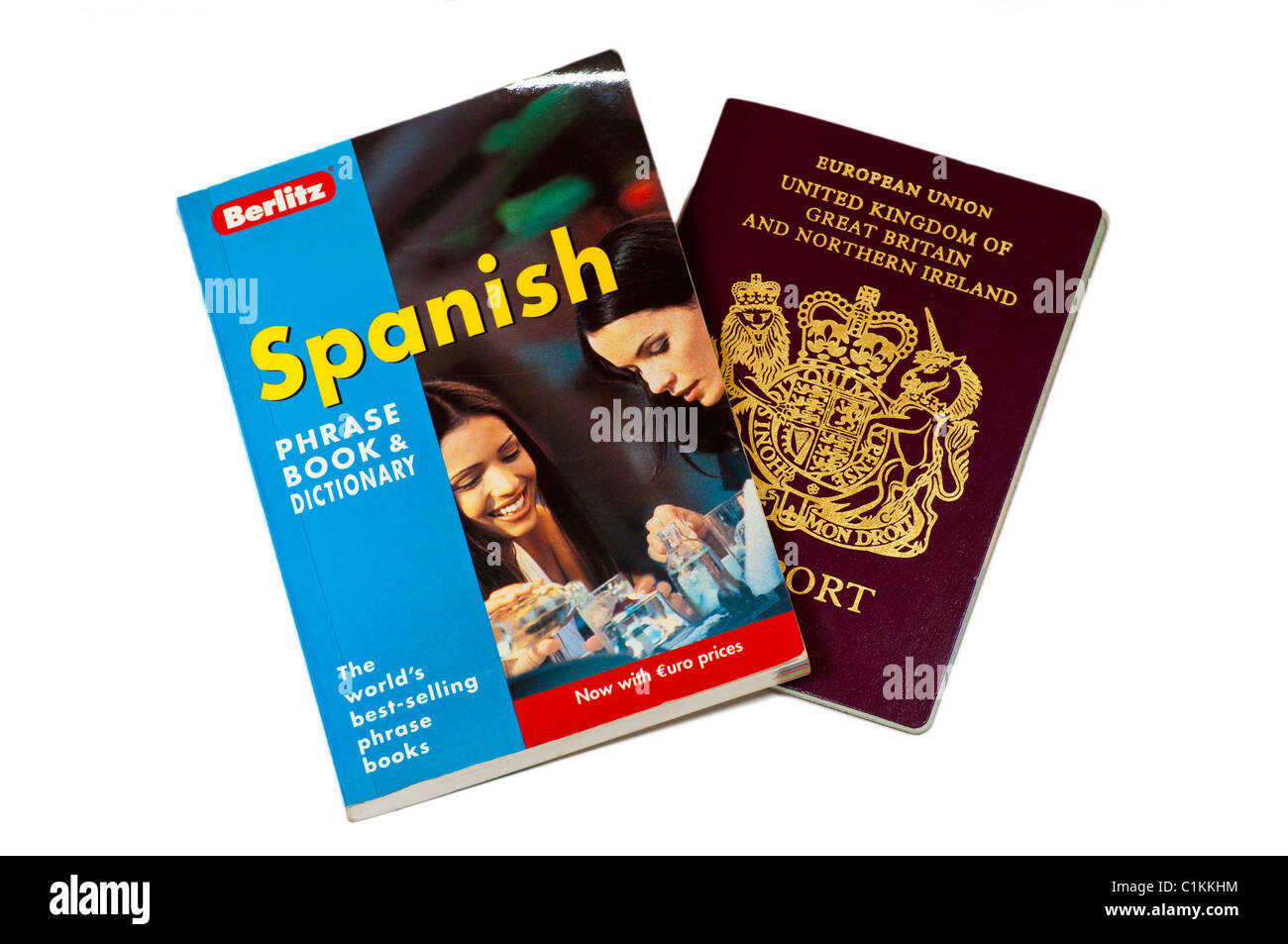 Pasaporte británico con un libro de frases en español y el diccionario Foto de stock