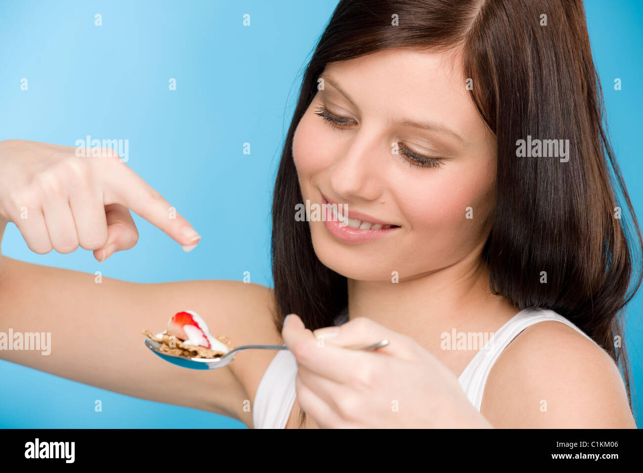 Vida sana - mujer consumir cereales yogurt con una cuchara Foto de stock