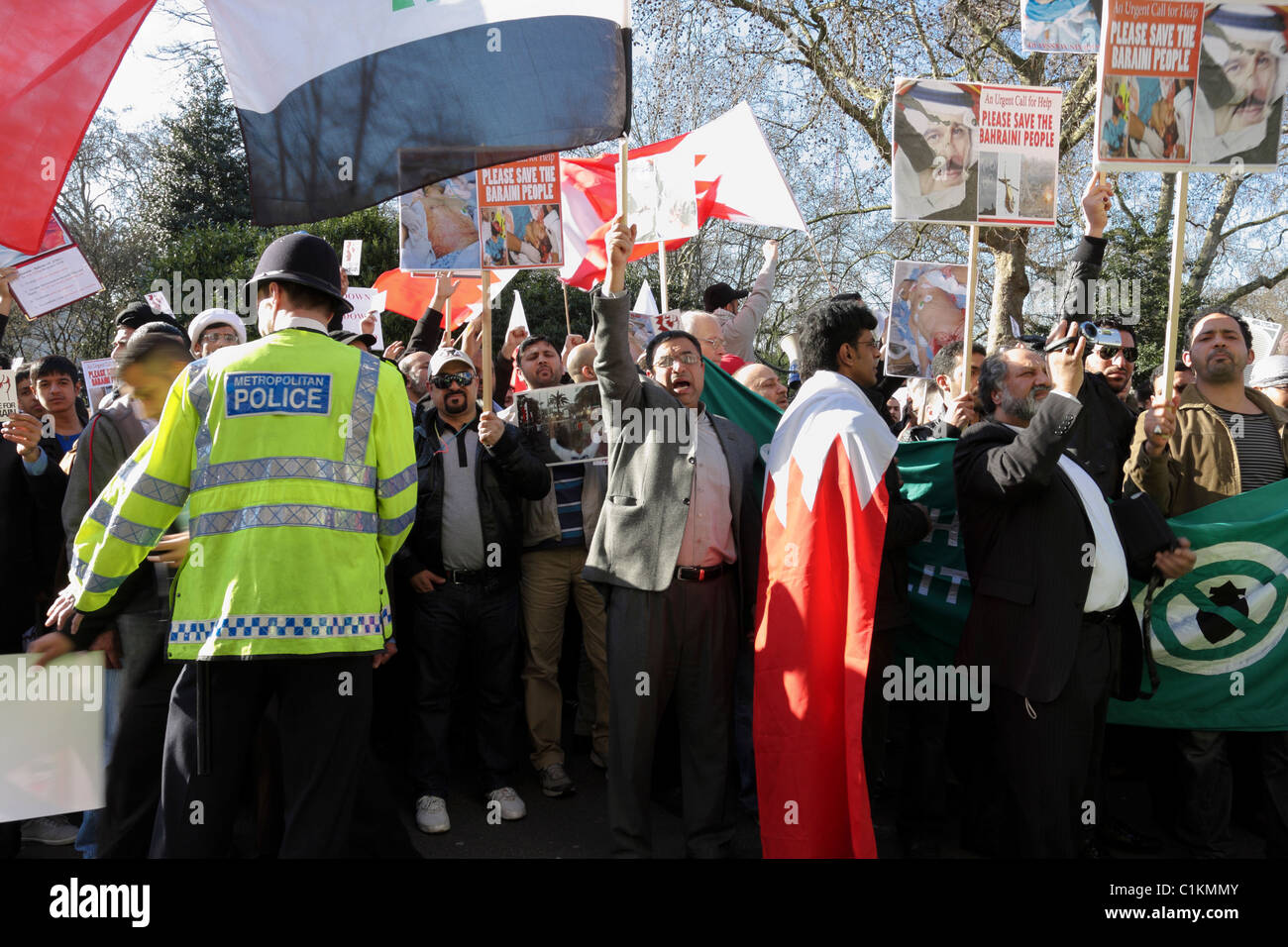 Manifestantes pro democracia fuera de la Embajada de Bahrein en Belgrave Square en Londres. Foto de stock
