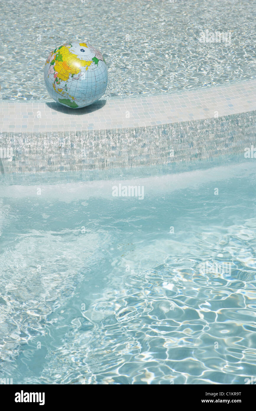 Piscina flotante de agua azul pelota de playa fotografías e imágenes de  alta resolución - Alamy